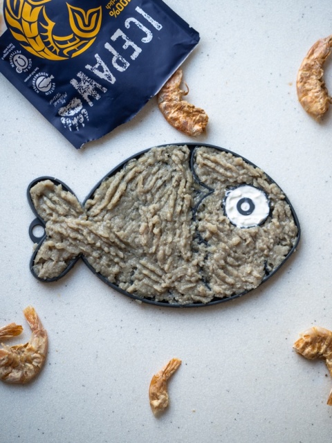 Fiboo Fishka granatowa - mata do lizania dla kota spowalniająca jedzenie