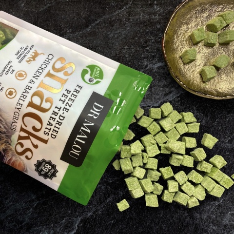 Dr Malou liofilizowany kurczak z trawą jęczmienną - przysmak dla kota mięsne kostki 50g